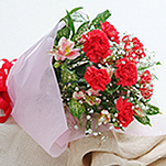 赤カーネーションをメインにした花束です。